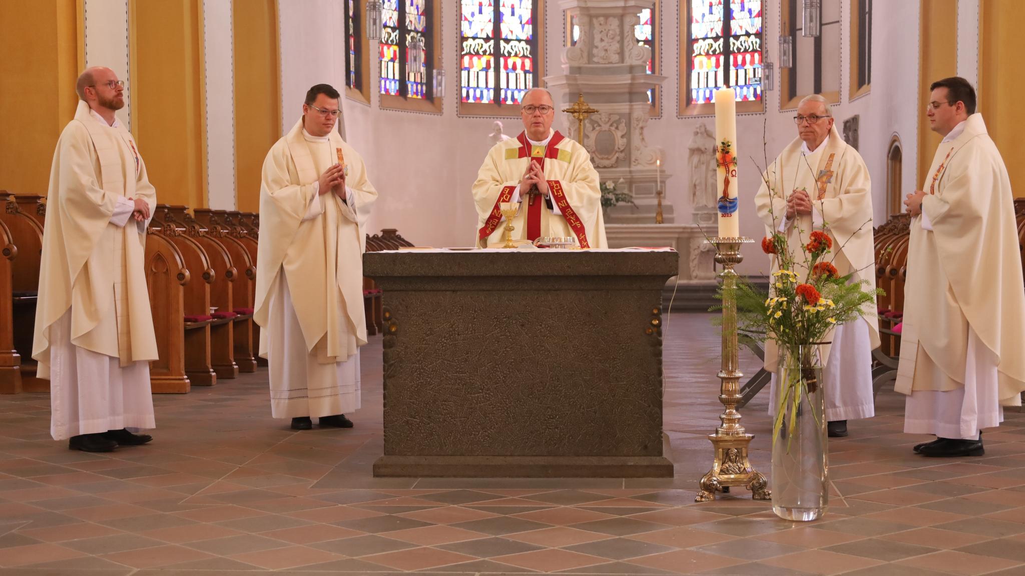 Bischof Ackermann (Mitte) stand dem Gottesdienst vor; Konzelebranten waren Spiritual Jan Lehmann, Regens Tim Sturm, Kaplan Adrian Sasmaz und Domkapitular em. Klemens Hombach (vlnr.)