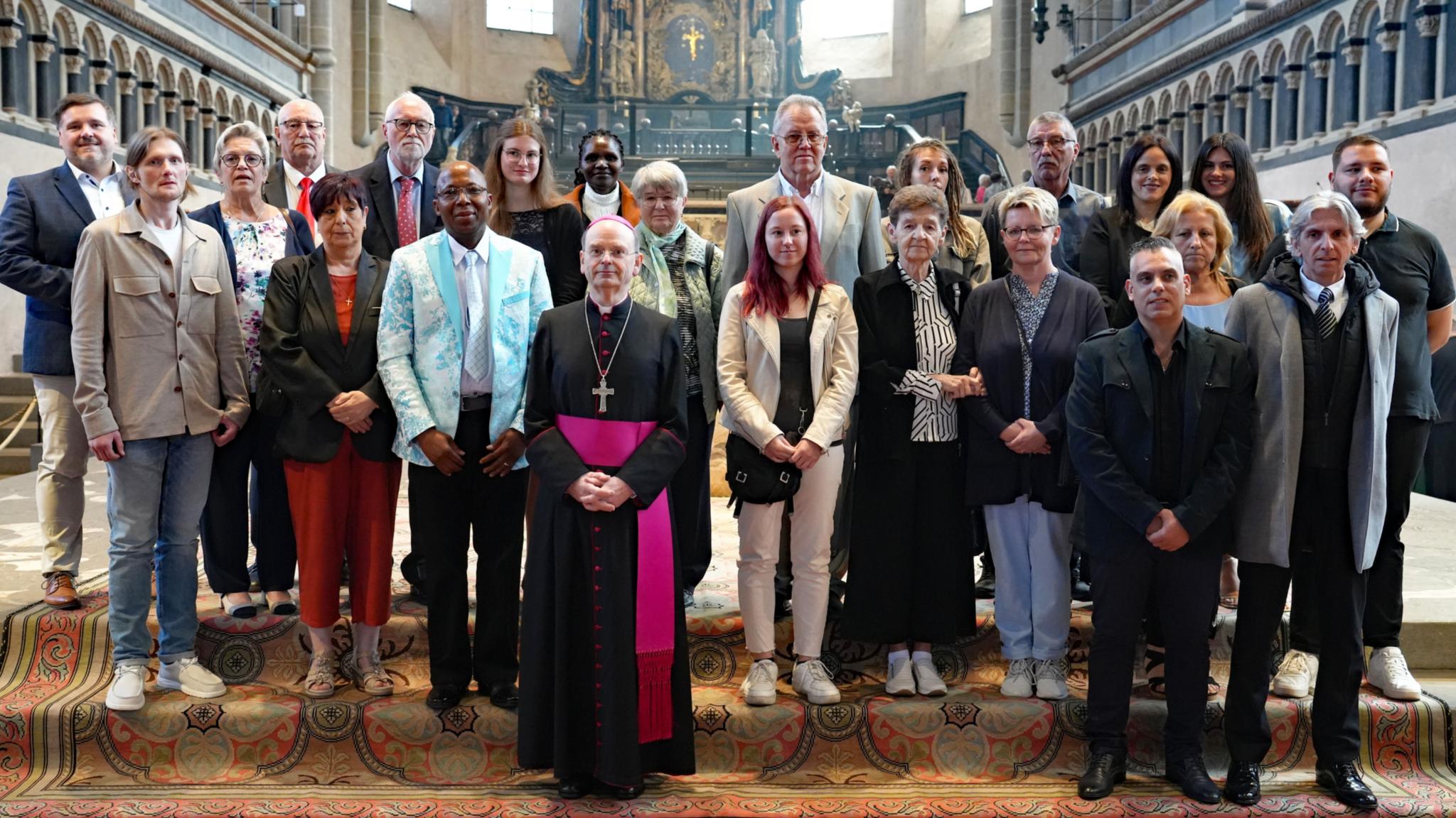 Die Neugefirmten mit Patinnen und Paten sowie Weihbischof Robert Brahm