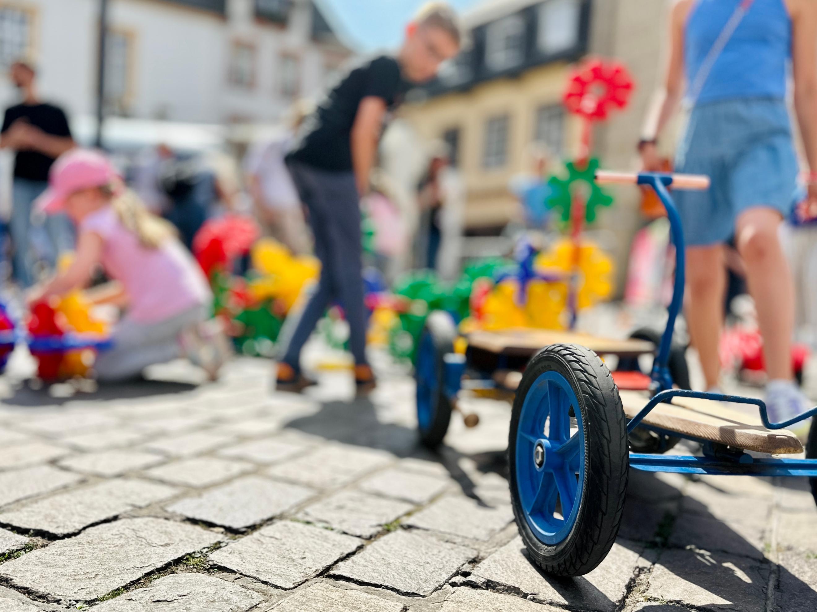 Auf dem Boden stehen viele Spielsachen für Kinder