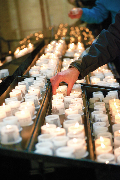 Viele Teelichter im Trierer Dom